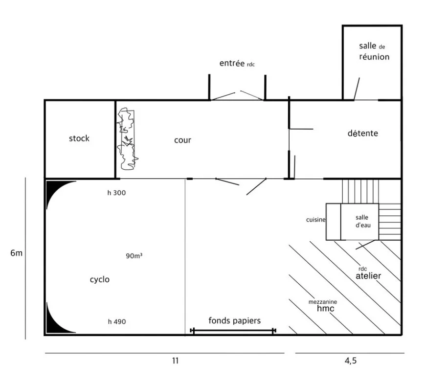 plan aérien du studio photo cyclorama à Lyon. Nous voyons que l'accès se fait au rez-de-chaussé passant par une cour d'immeuble. Le studio photo se découpe en un cyclo blanc, un ateleir, une mezzanine, d'une salle d'eau et d'une salle détente suivi d'une salle de réunion.